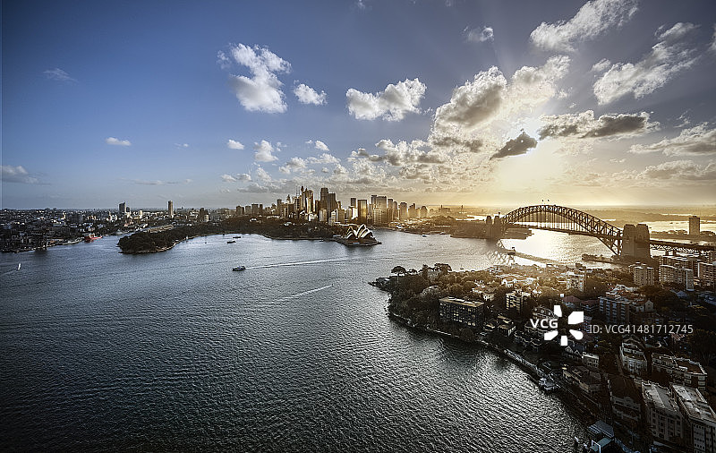 日落时悉尼港的鸟瞰图图片素材