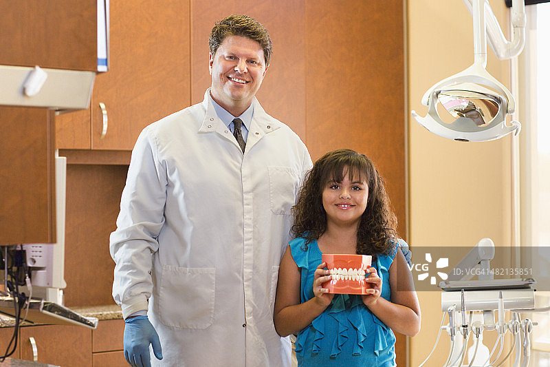 牙医和病人的牙齿模型图片素材