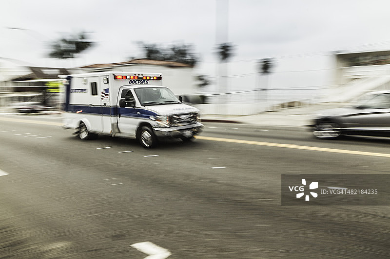 高速行驶的救护车模糊运动镜头图片素材