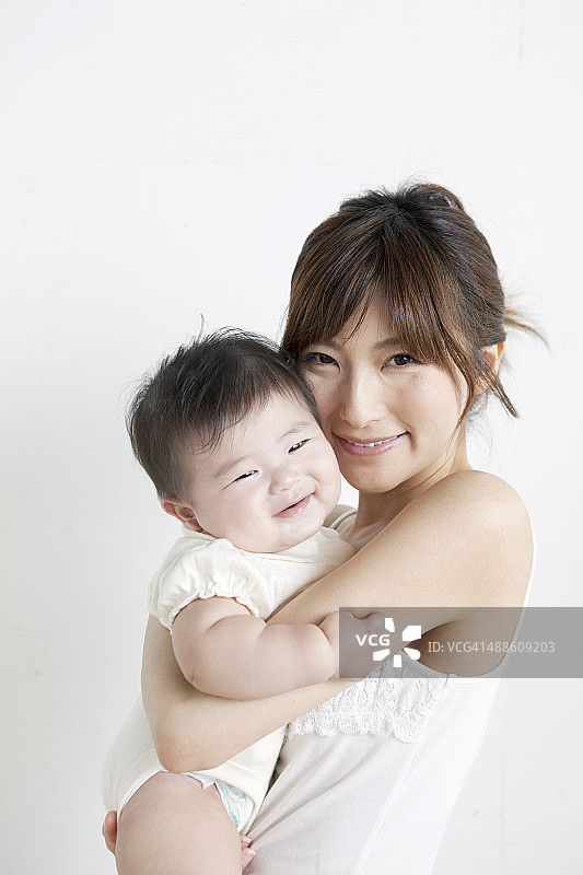 母亲和婴儿的肖像图片素材