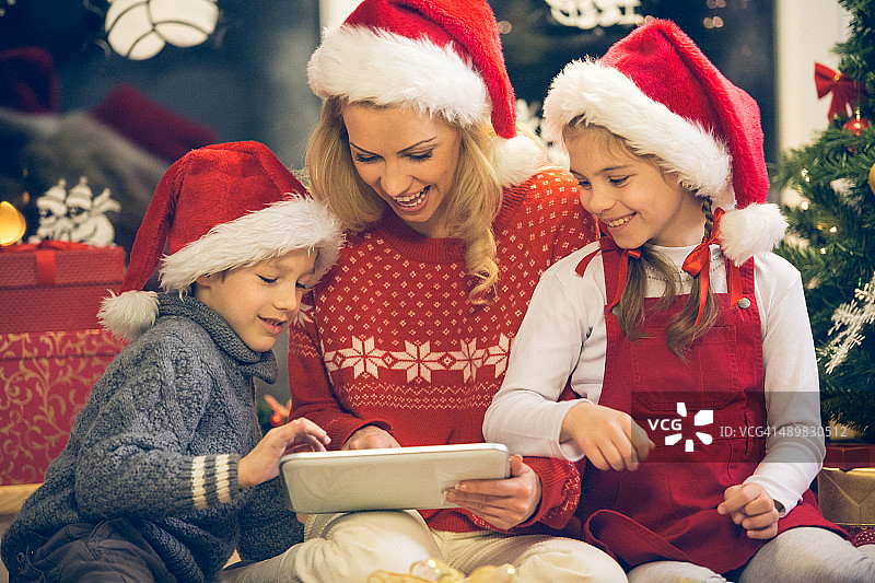 圣诞家庭与数字平板电脑图片素材