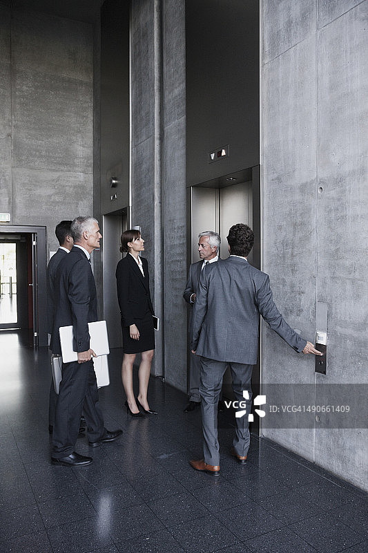 一群商人站在电梯前图片素材