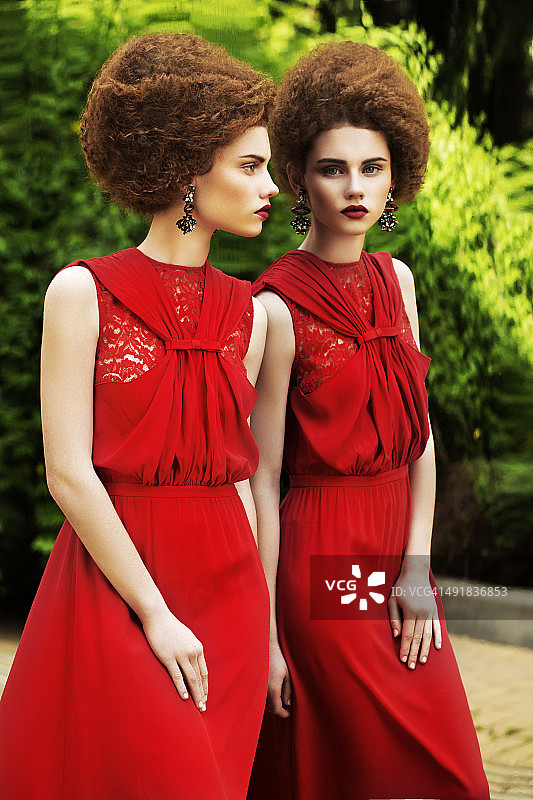 穿着豪华红色连衣裙的漂亮女人图片素材