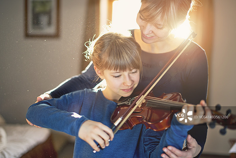 母亲和女儿小提琴课图片素材