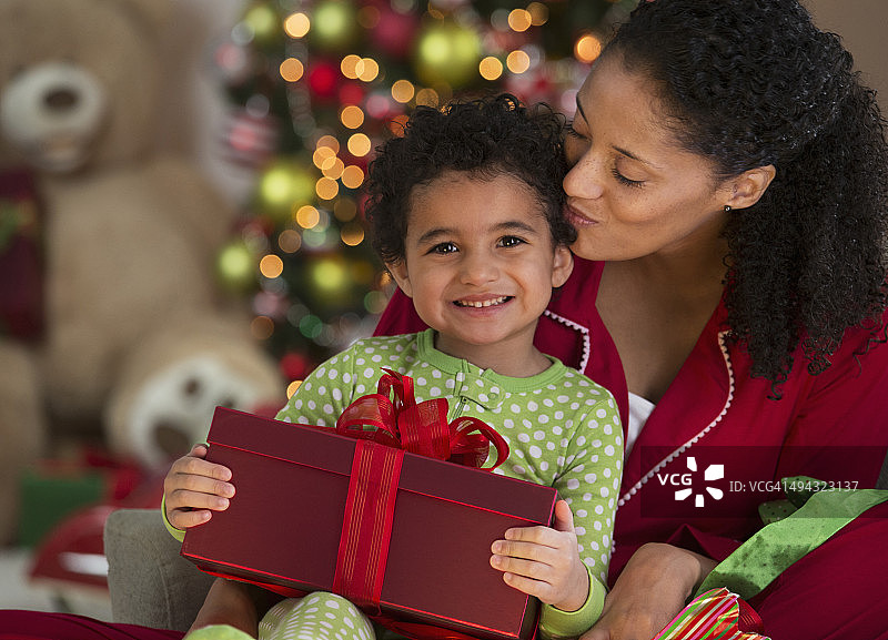 混血母亲和女儿打开圣诞礼物图片素材