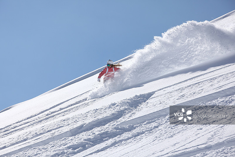 奥地利蒂罗尔，辛特图克斯，一名年轻女子在陡峭的山上滑雪图片素材
