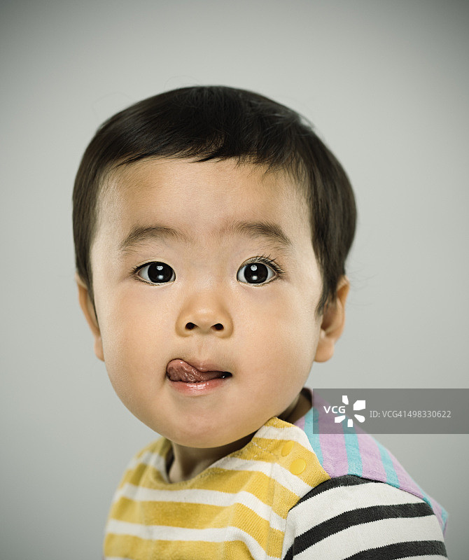 一个日本婴儿看着相机的肖像图片素材