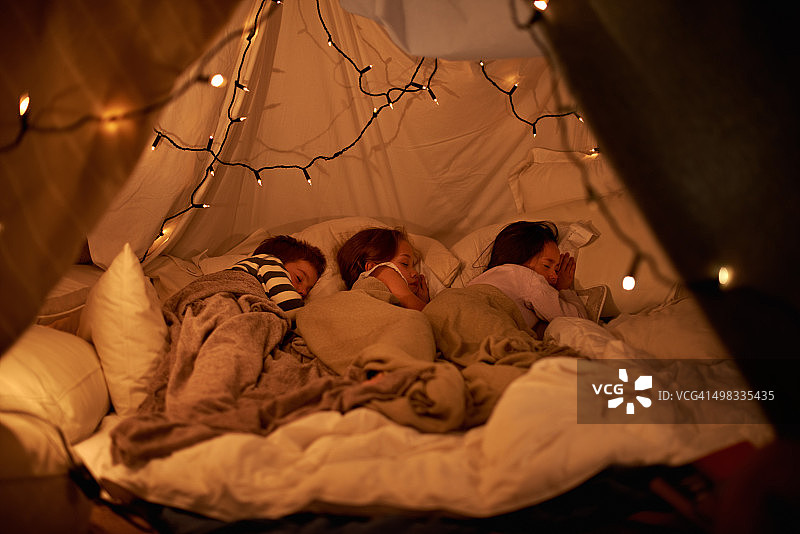 睡在我们想象中的帐篷里图片素材