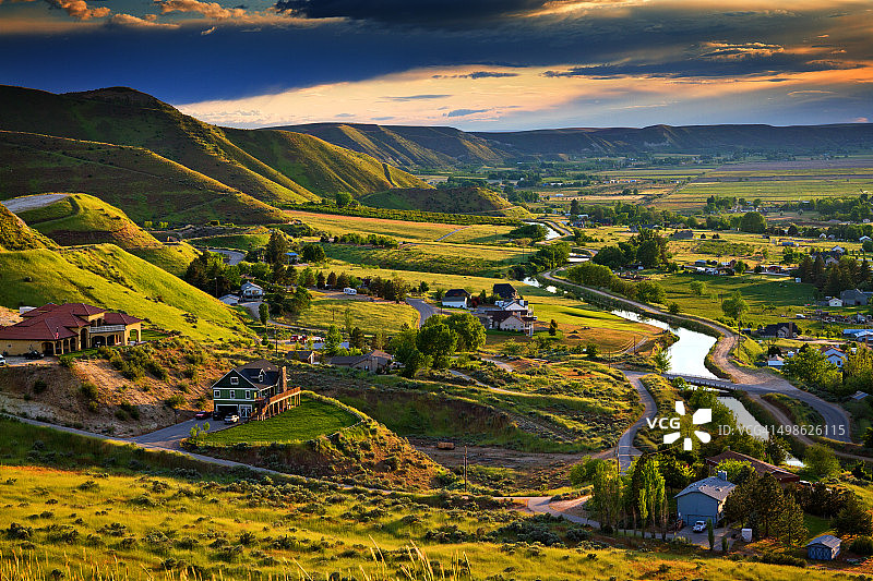 爱达荷州埃米特山丘和运河上的日落图片素材