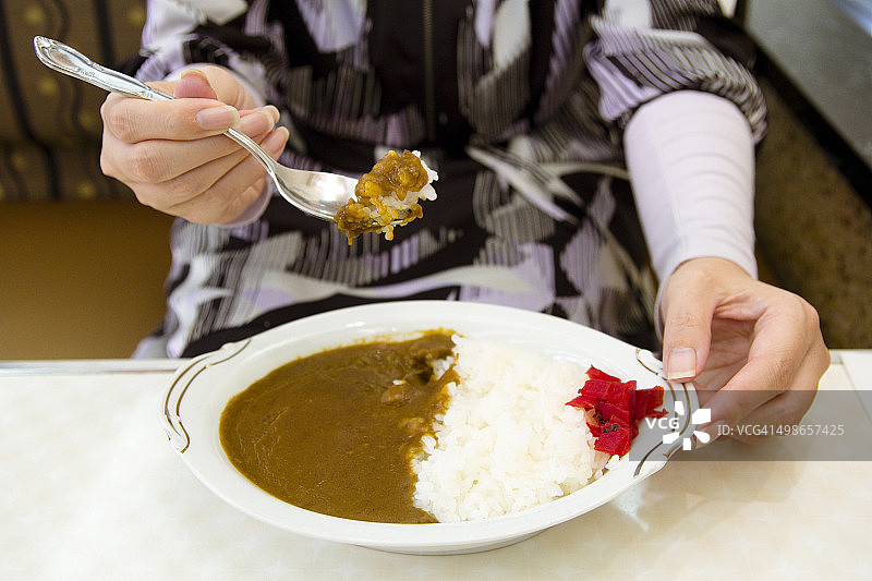 吃咖喱饭的女人图片素材