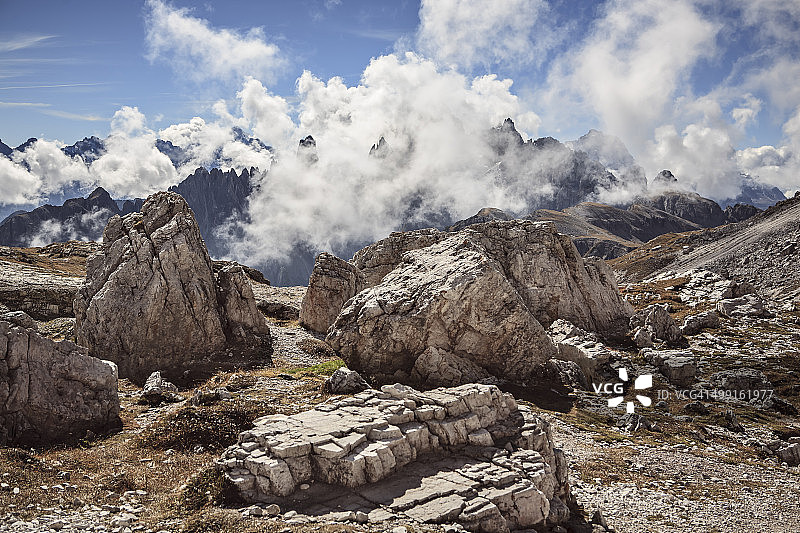 意大利，白云岩阿尔卑斯山，拉瓦雷多丘的云图片素材