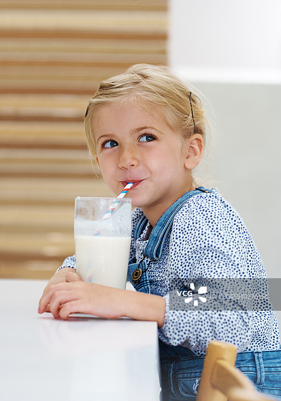 她很喜欢喝杯冷牛奶图片素材