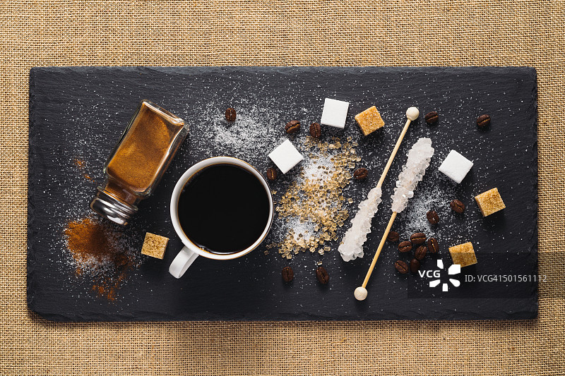 咖啡，糖和肉桂在质朴的石头托盘图片素材