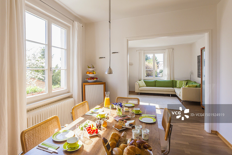 德国，巴登-符腾堡，斯图加特，摆放早餐桌图片素材