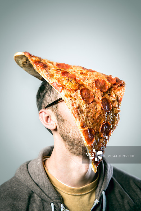 头上戴着超大披萨片的男人图片素材
