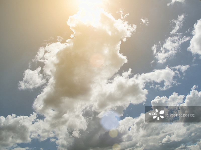 稀薄多云的天空和耀眼的阳光图片素材