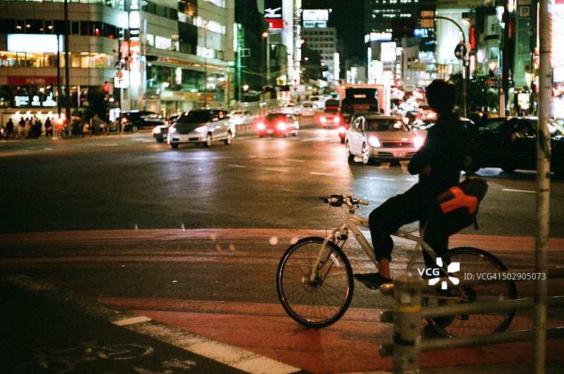 东京晚上等待红绿灯的人们图片素材