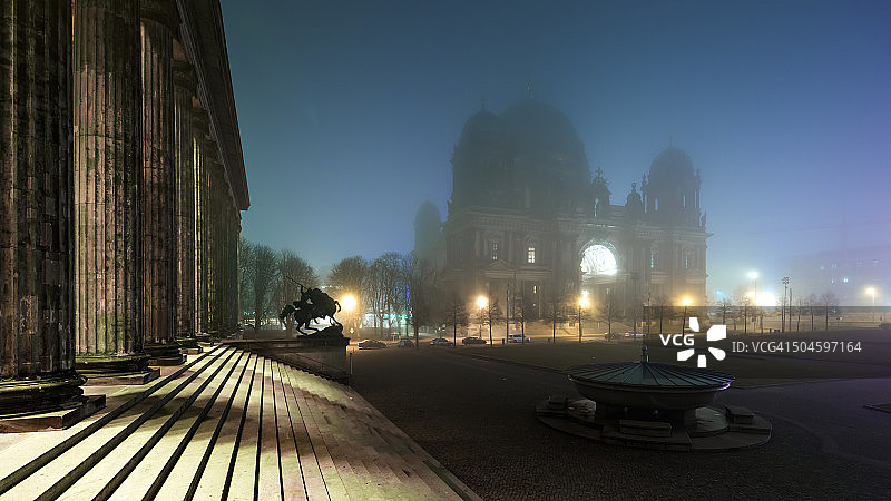 雾中的柏林和柏林大教堂图片素材