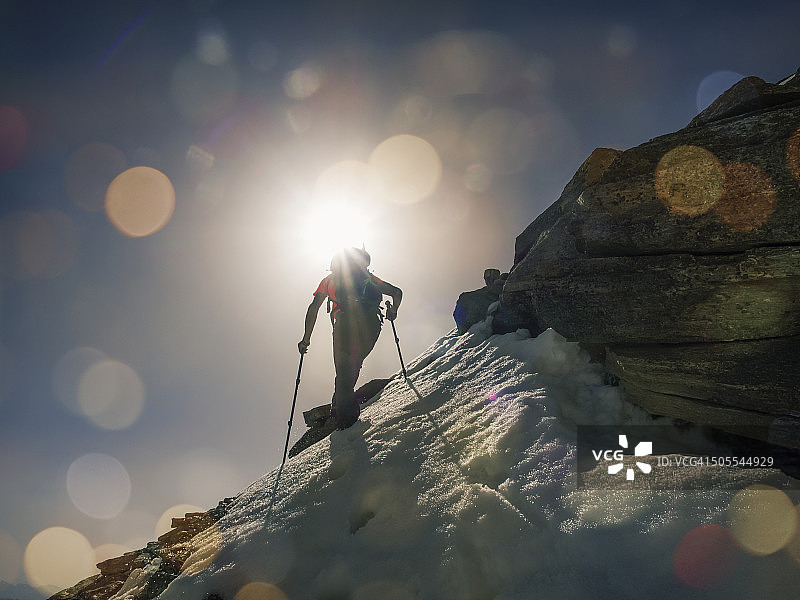 日出时一个人在山上爬山图片素材