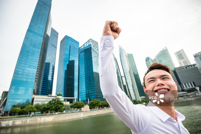 成功的商人对抗新加坡的摩天大楼图片素材
