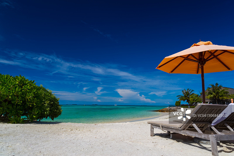 马尔代夫海滩的日光浴床图片素材