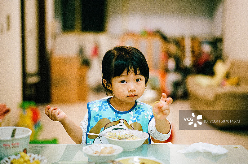 小女孩在吃晚餐图片素材