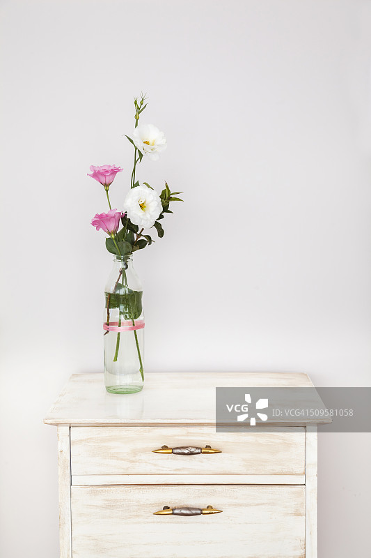 回收家具与洋桔花花束图片素材