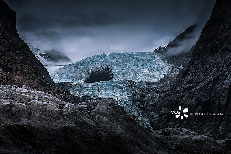 弗朗茨·约瑟夫冰川上的冰洞图片素材