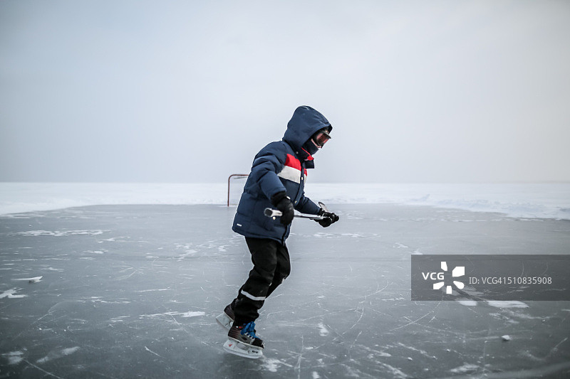 在加拿大的一个湖上滑冰图片素材