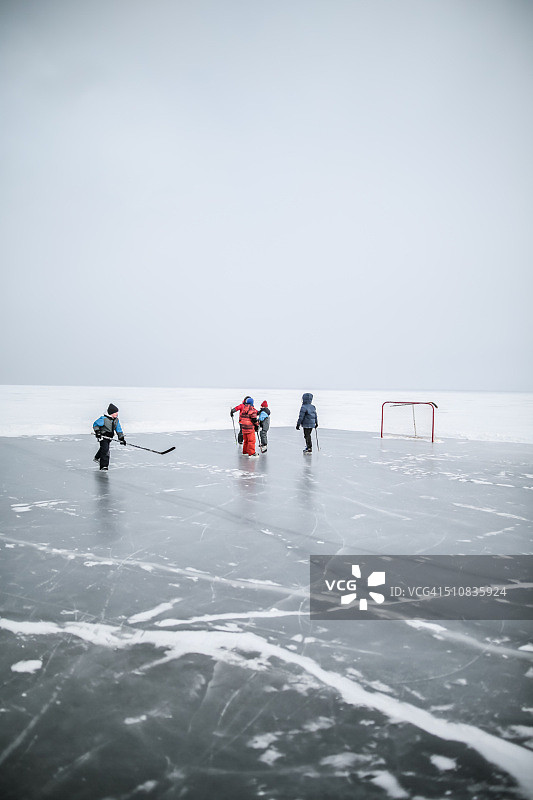 在加拿大的一个湖上滑冰图片素材