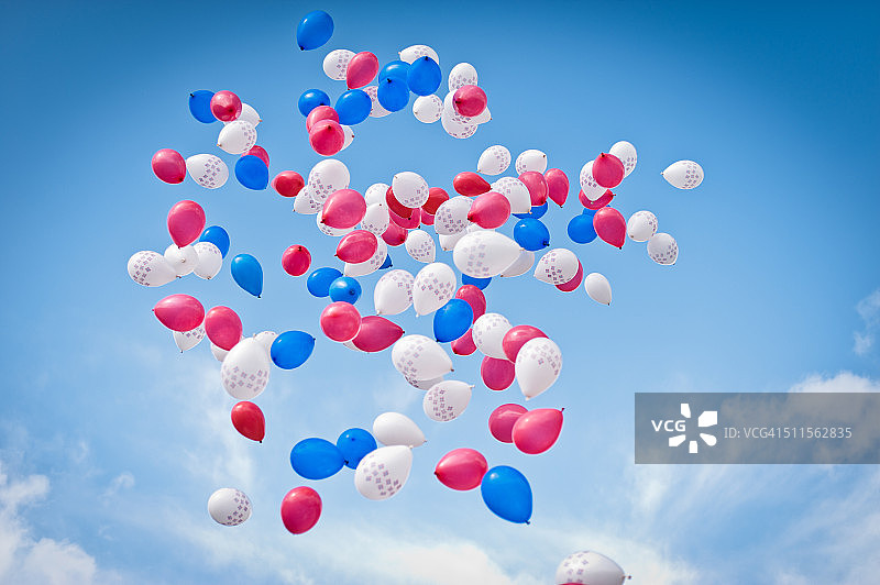 空中有白色、红色和蓝色的气球图片素材