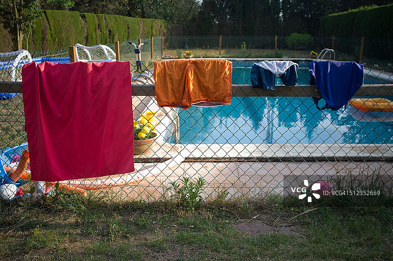 泳衣和毛巾在太阳下晒干图片素材
