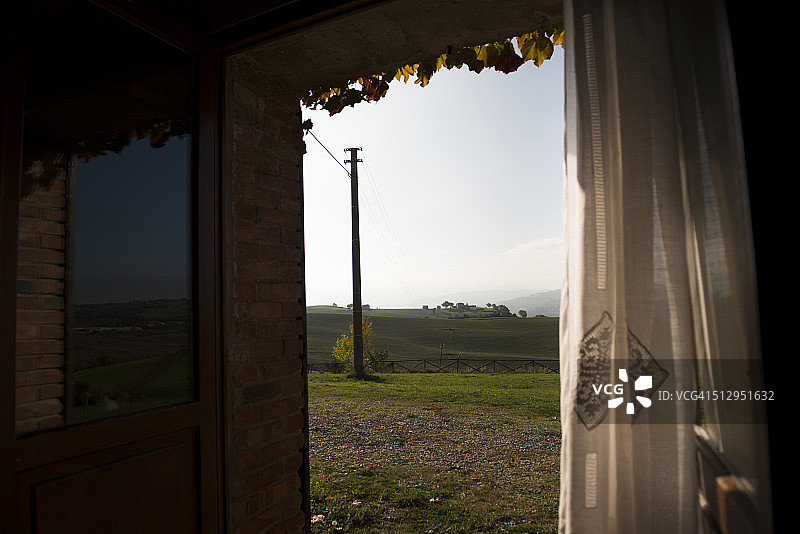 一扇窗户可以看到瓦尔德奥西亚清晨的山景图片素材
