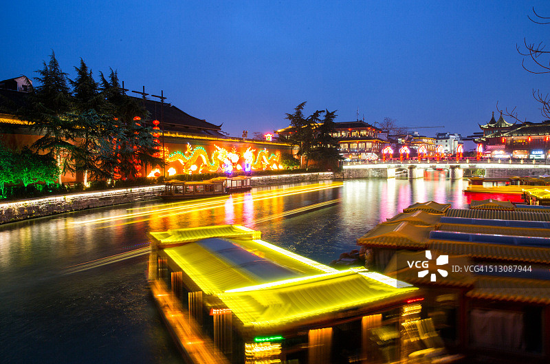 在孔庙附近的秦淮河上的彩船在元宵节期间，江苏南京，中国图片素材
