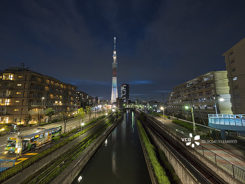 东京天空的树照亮了反射河图片素材