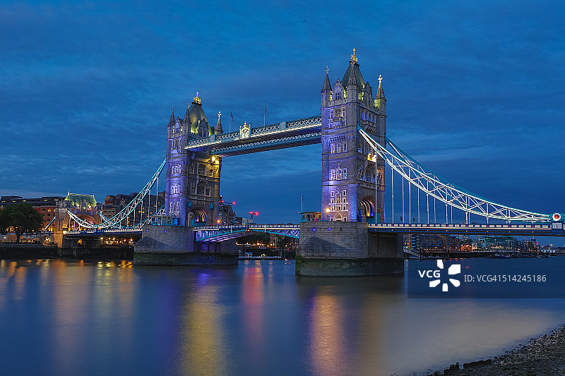 黄昏时分的伦敦塔桥和泰晤士河图片素材