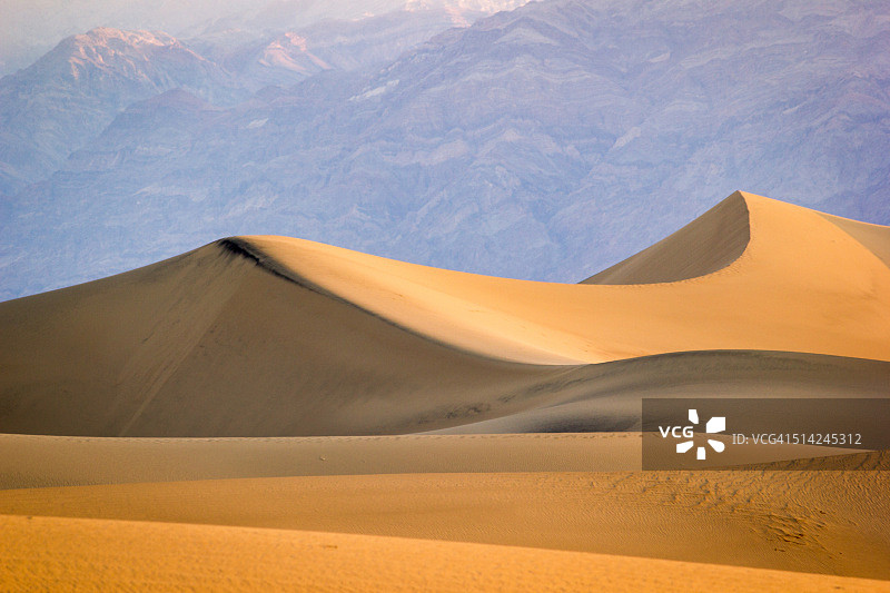 日出时死亡谷的沙丘图片素材
