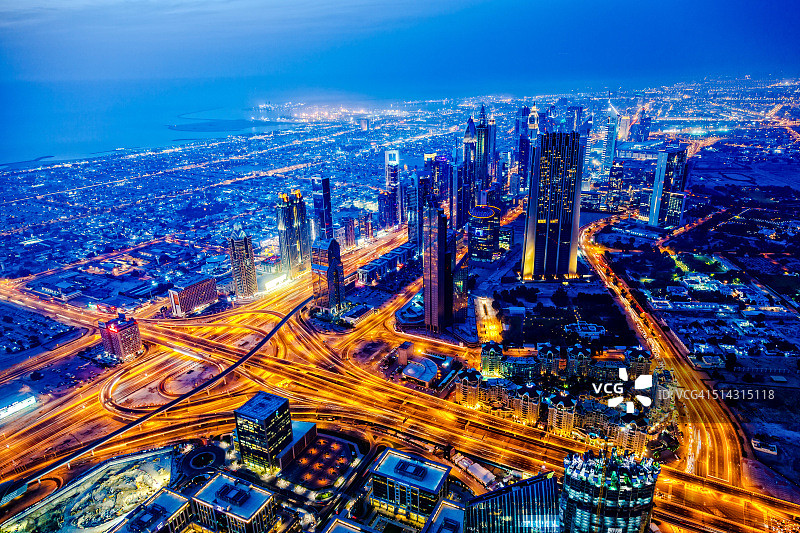 暮色中的现代迪拜城市景观，阿拉伯联合酋长国图片素材
