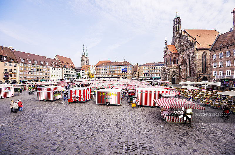 德国，巴伐利亚，纽伦堡，观看市场与市场摊位图片素材