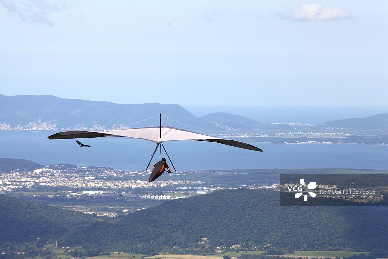 悬挂式滑翔飞过巴西图片素材