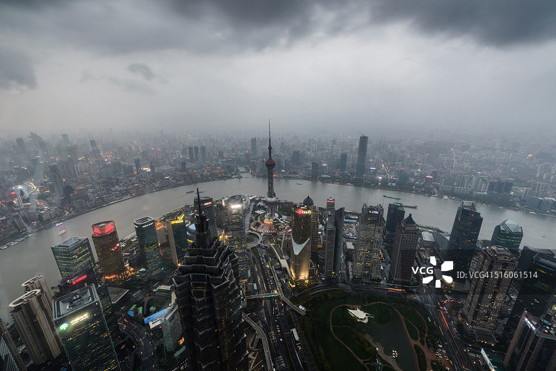 在雾霾天气中俯瞰上海的天际线图片素材