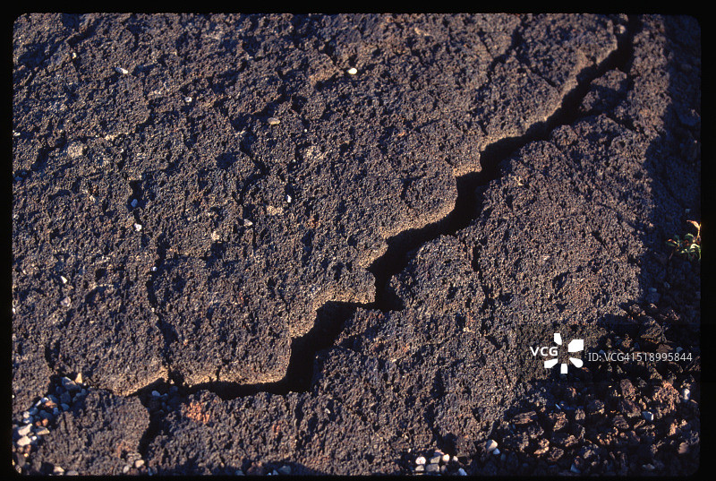 干燥熔岩表面的裂缝图片素材