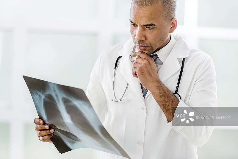 一位非裔美国医生正在看x光图像。图片素材