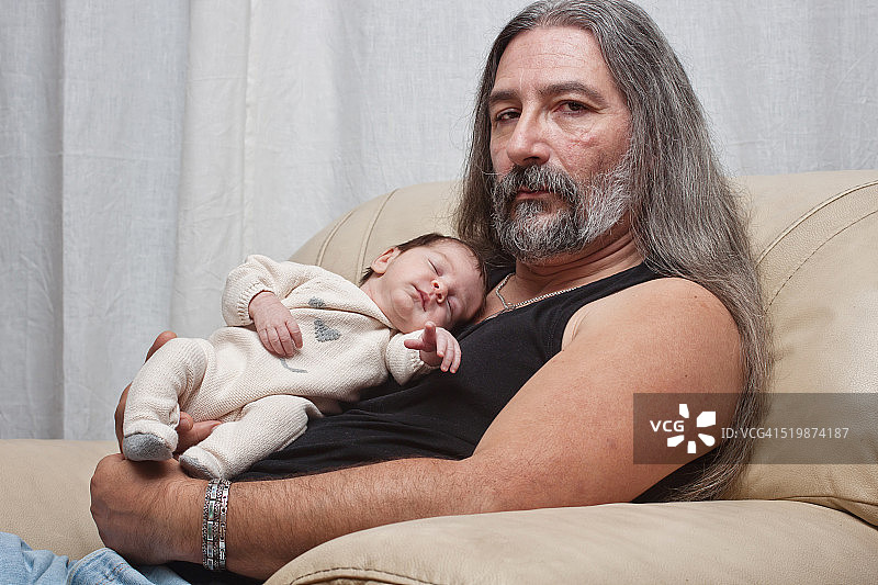 父亲抱着熟睡的新生儿图片素材