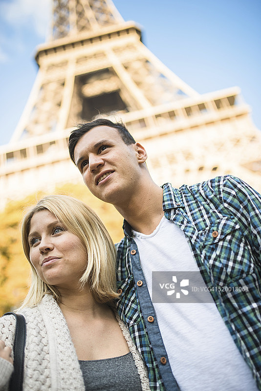 一对浪漫的情侣在巴黎欣赏日落图片素材