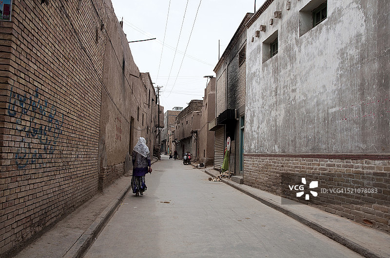 中国新疆维吾尔自治区新疆维吾尔自治区自治区喀什，一名新疆维吾尔自治区族妇女走在街上图片素材