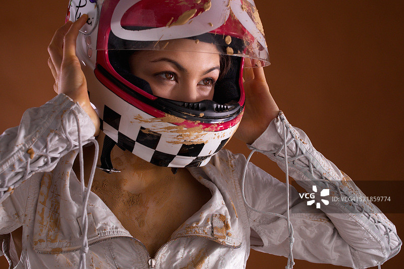 戴摩托车头盔的女人图片素材