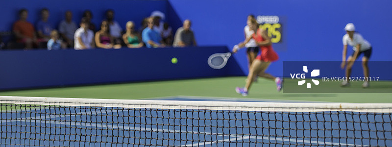 女子职业网球运动员在行动图片素材