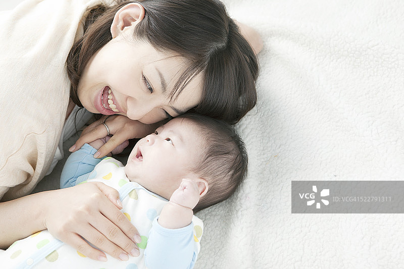 一个微笑的母亲和一个婴儿图片素材