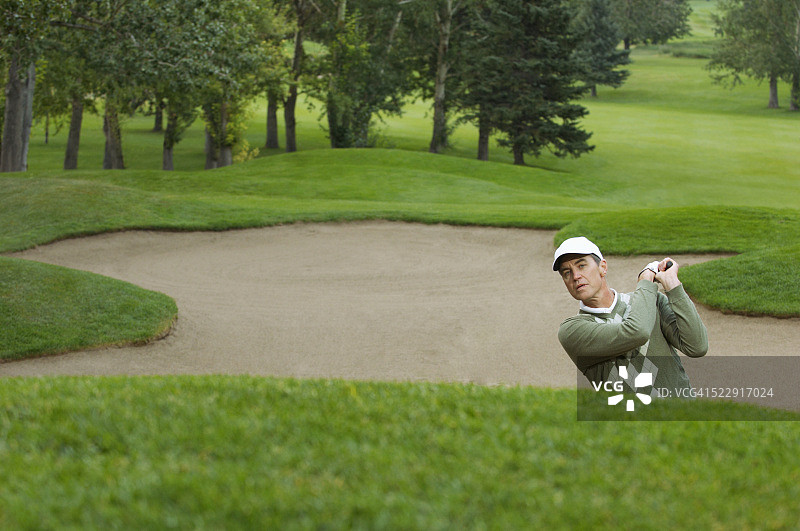 高尔夫球手在沙坑里图片素材